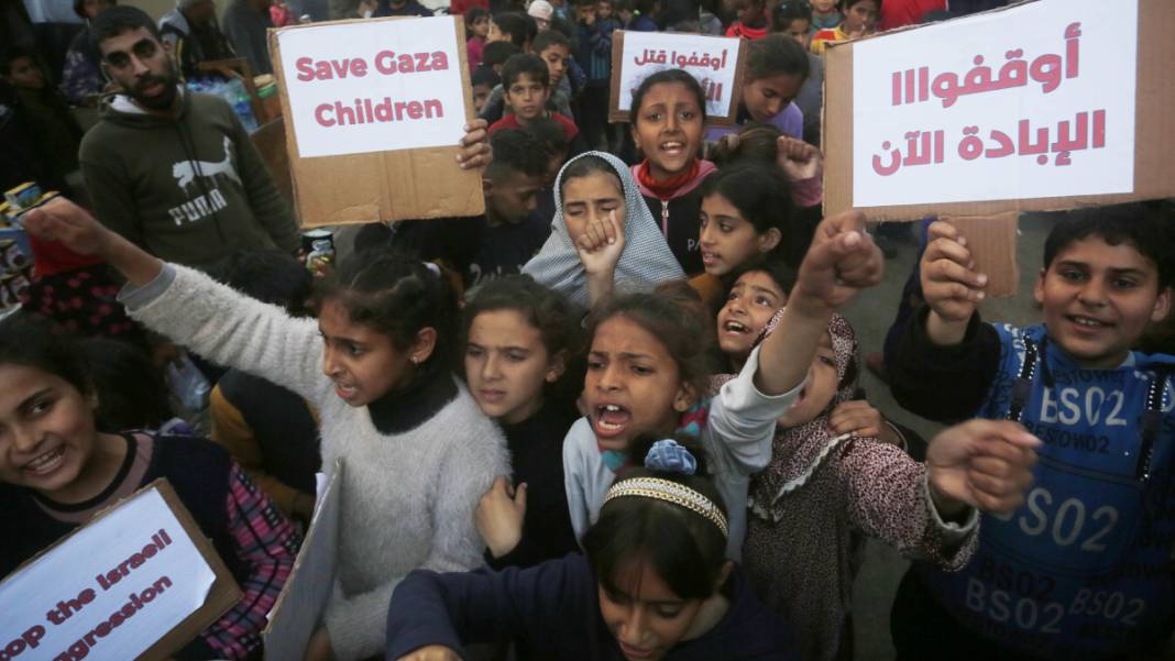 Gazzeli çocuklar 'Özgür Filistin' dövizlerini havalandırdı: Küçük bedenlerden büyük sesler! 5